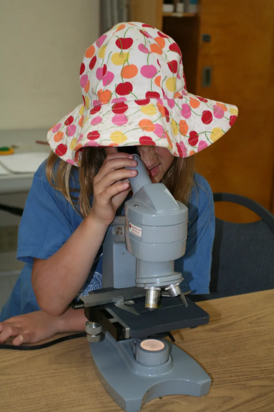 using microscopes in the Arroyo Room, SBBG Summer Nature Camp, 2009