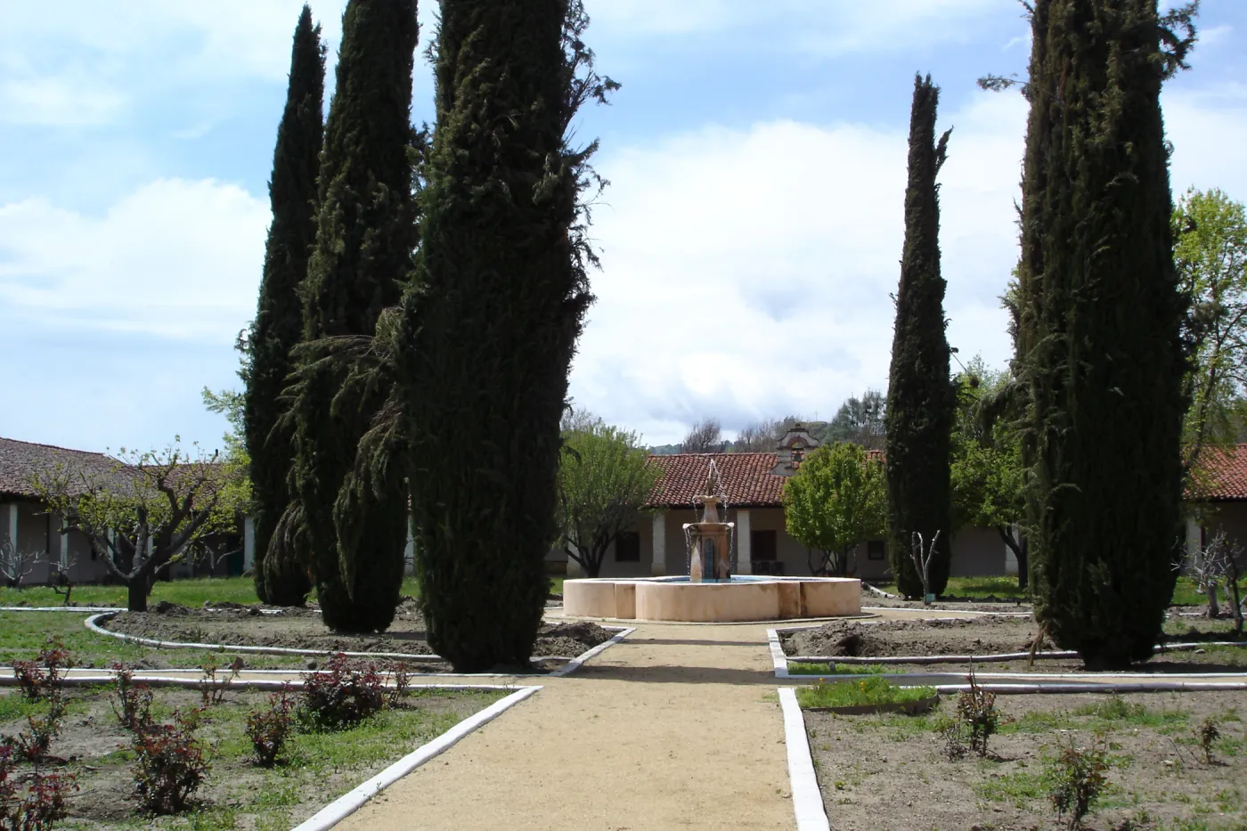 inner courtyard, Mission San Antonio, Fort Hunter Liggett, SBBG Research and Conservation staff field trip, 2006