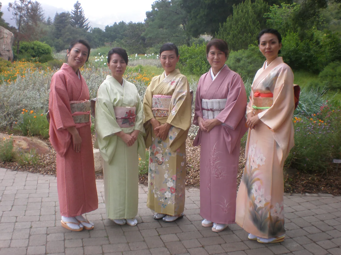 Tea House 10th Anniversary event, SBBG, Meadow, ladies dressed in kimonos