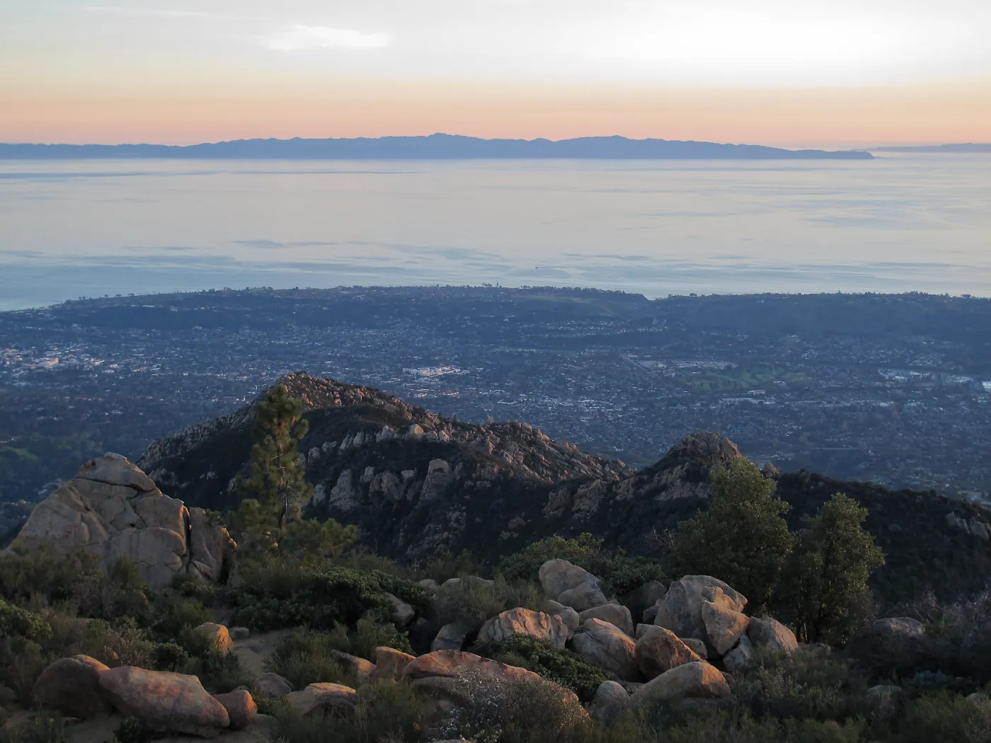 La Cumbre Peak: Sunset on the Sandstone day trip ,View south from La Cumbre Peak 