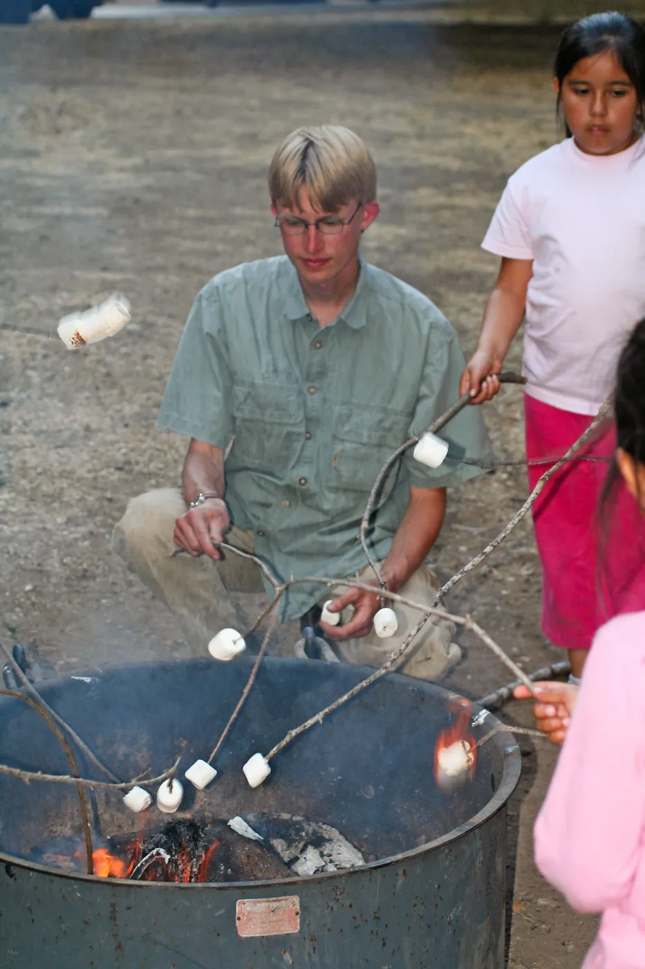 FamCamp 2007, Bas cooks marshmallows