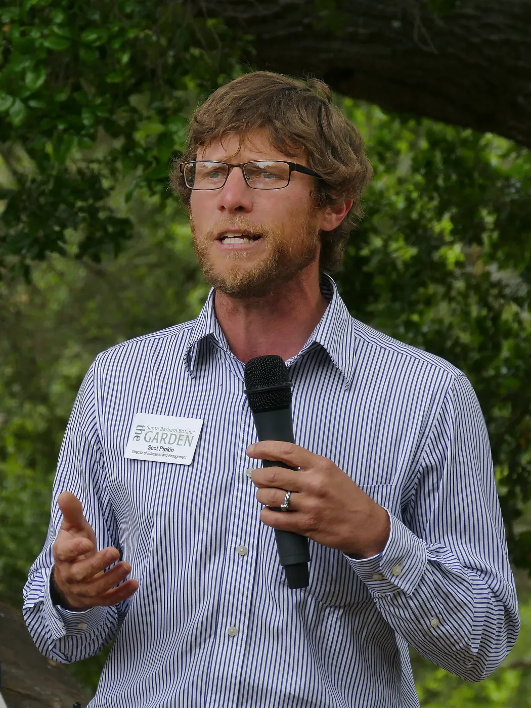 Volunteer Luncheon 2019, Scot Pipkin announcing Da Vinci Award recipient