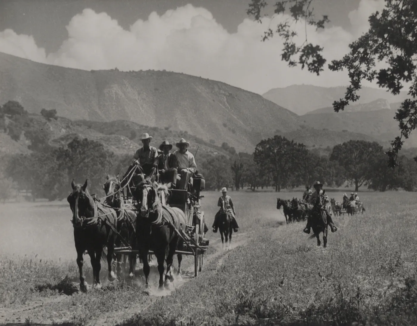 Annual ride of Santa Barbara's Los Rancheros Vistadores