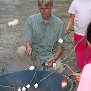 FamCamp 2007, Bas cooks marshmallows