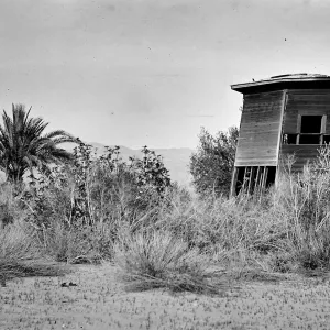 Indio [trip], abandoned water tank tower