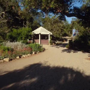 Entrance Kiosk, Ground Cover Display, wood bench and cobbled stone pavers, ©Marie Gayeski